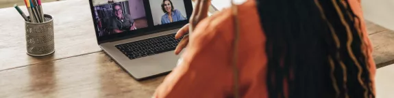 Medarbetare jobbar på distans